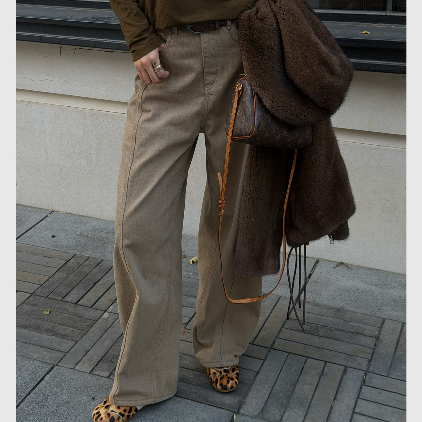 “时髦收藏家”复古斜纹肌理感加绒弯刀裤 BFF-2DI347B-C