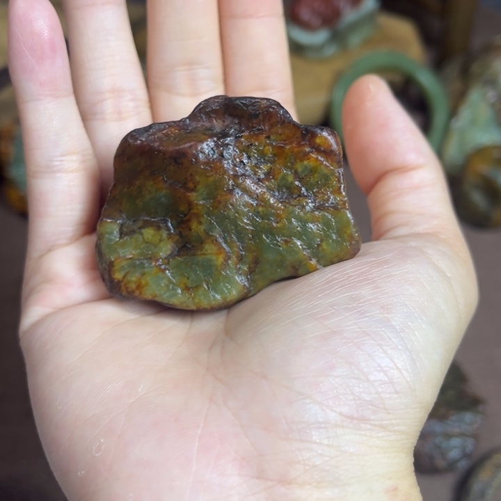 渡***鈊未镶嵌岫岩河磨玉（透闪石质玉）把件