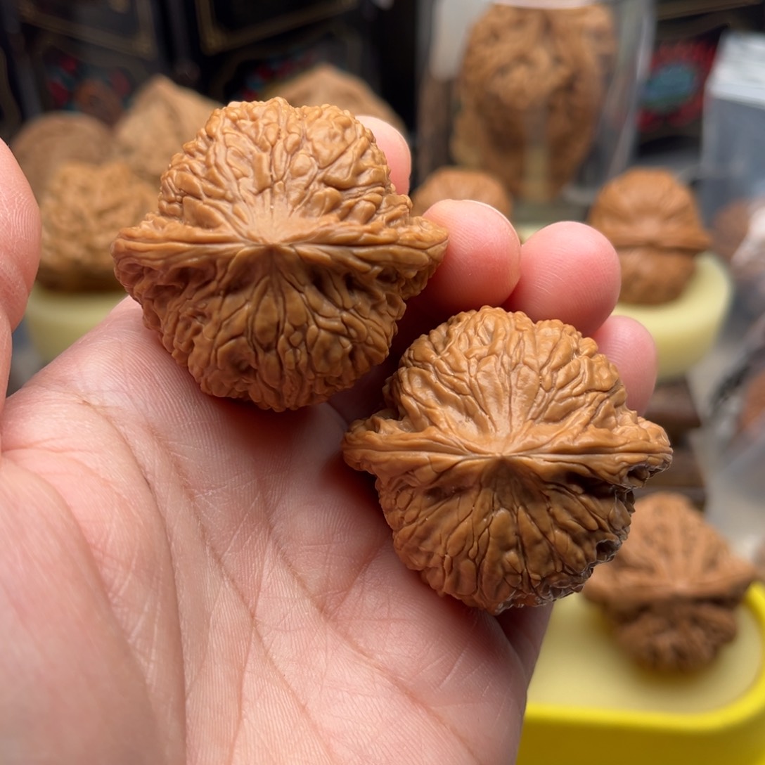 【闪购商品】文玩核桃手把件42绣球