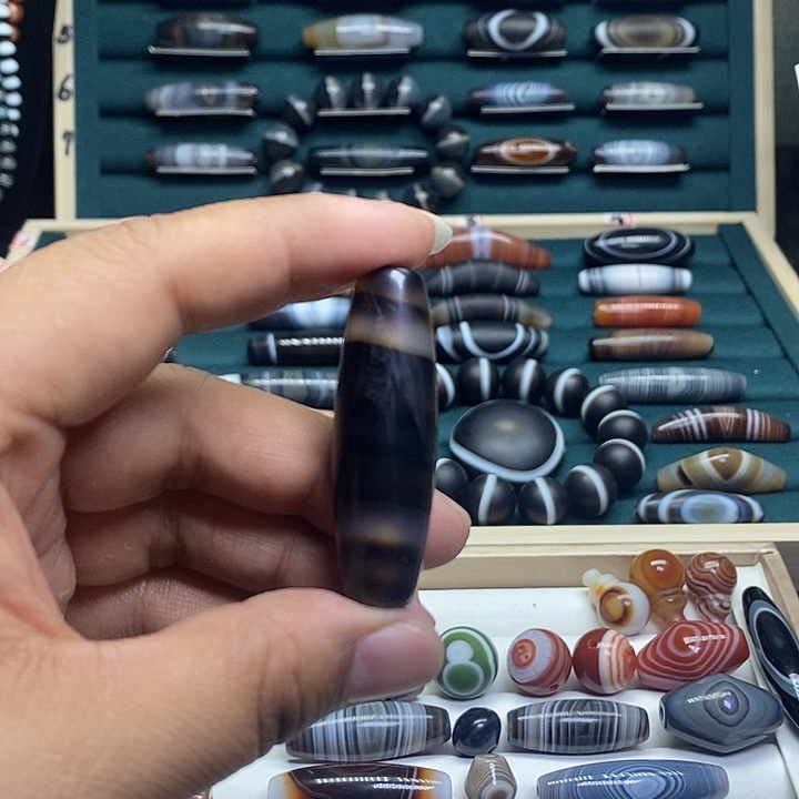 郑***玛瑙/玉髓未镶嵌颈饰