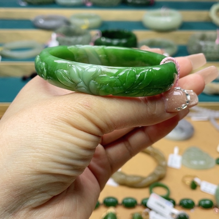 和田玉手镯60圈口。编号为85未镶嵌静**慈