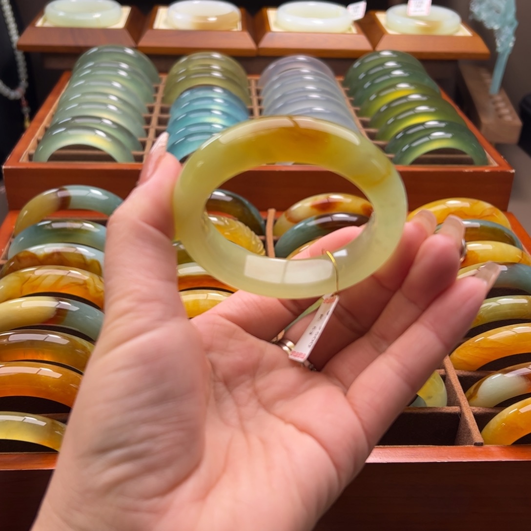 蛇纹石玉手镯未镶嵌