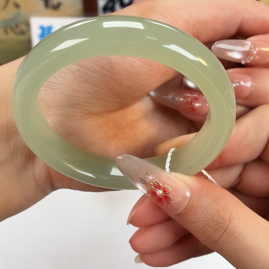 和田玉未镶嵌手镯