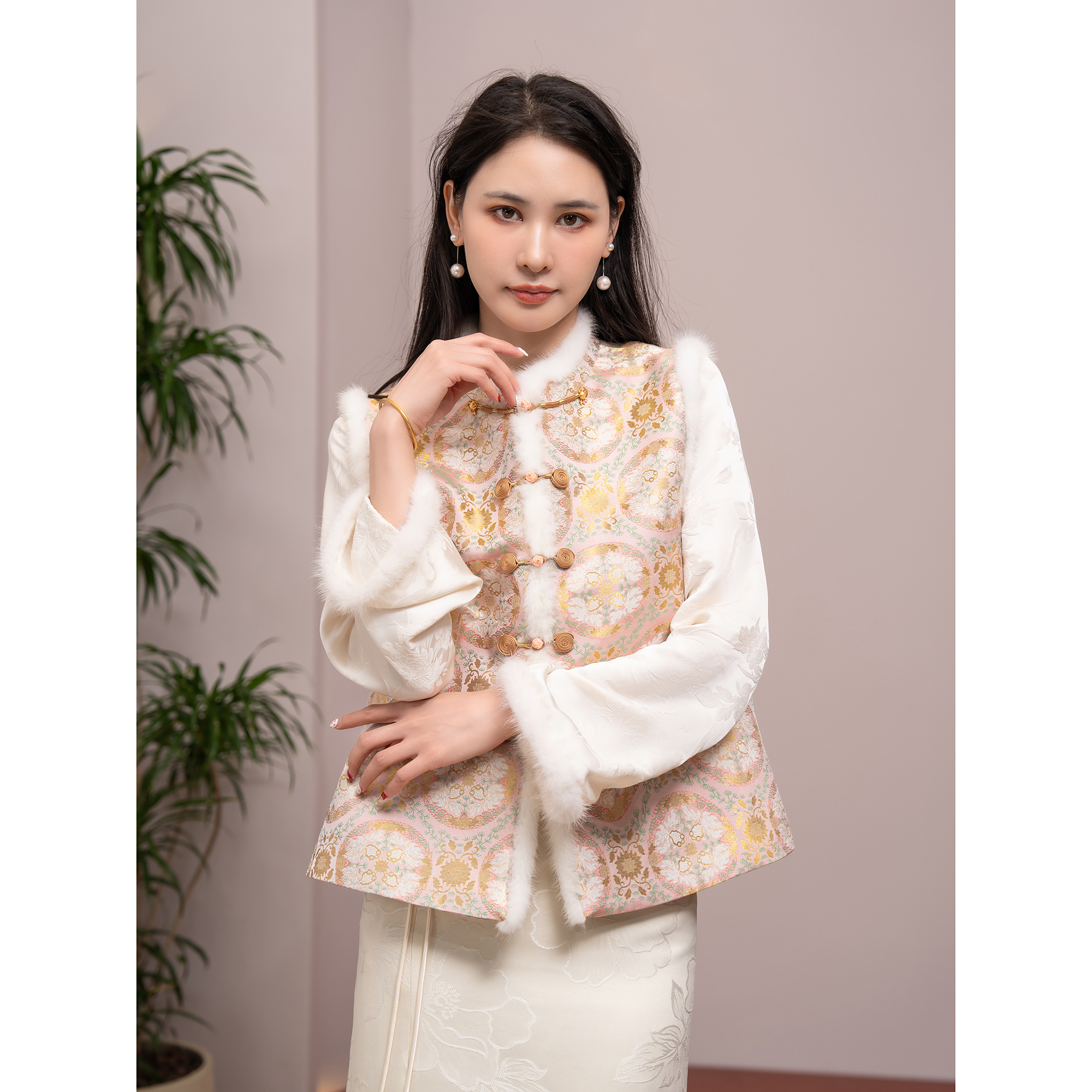 钱小萍非遗宋锦金鱼戏莲四重纬盘扣水貂毛气质夹棉马甲时尚中国风