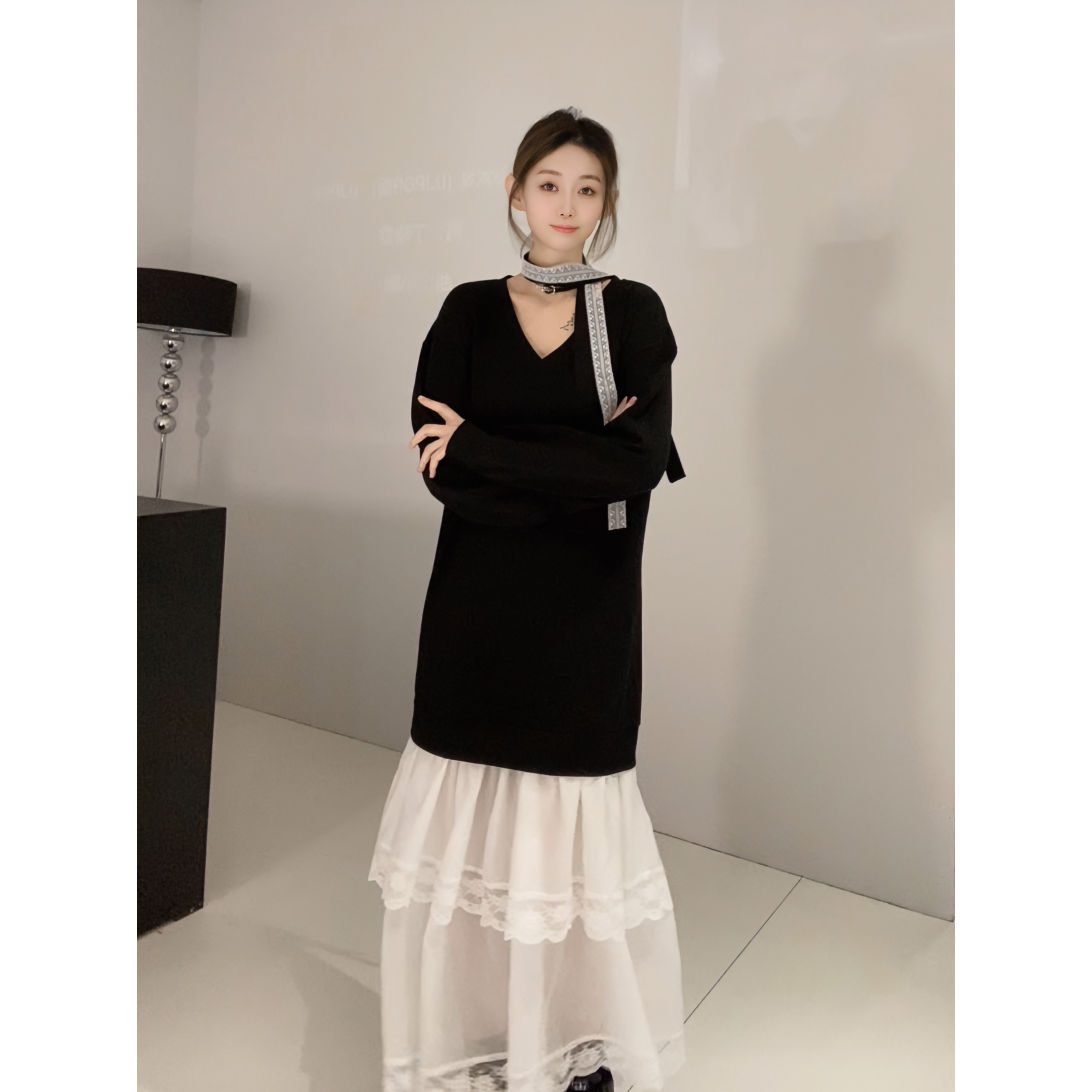 周老板/2025早春新款韩系蕾丝飘带V领卫衣拼接蕾丝花边连衣裙