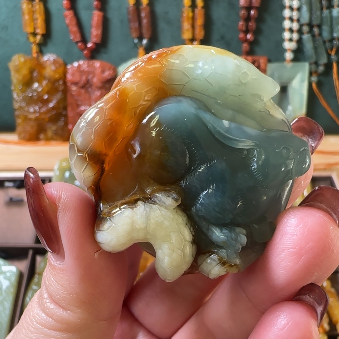 蛇纹石玉颈饰合金