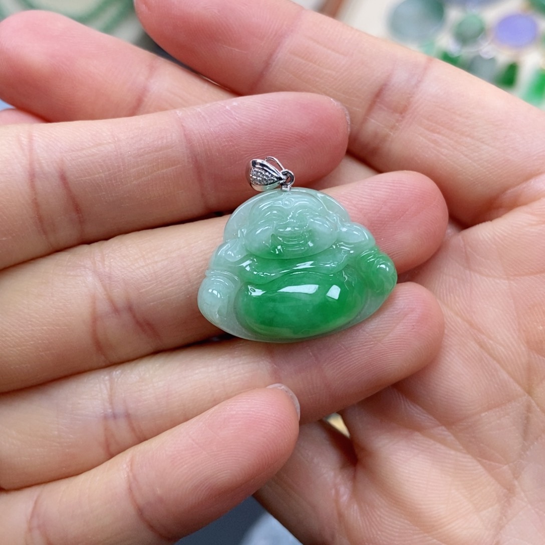 翡翠未镶嵌颈饰一****里