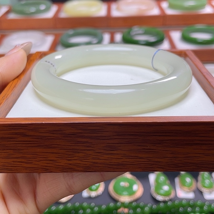 和田玉手镯57未镶嵌