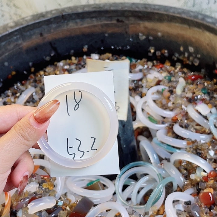 玛瑙/玉髓手镯未镶嵌18