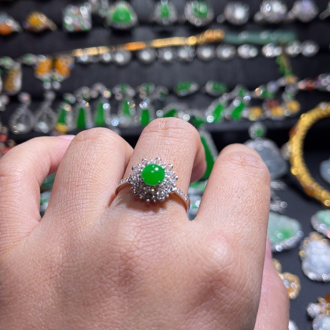 翡翠戒指18K金镶嵌阳绿蛋面戒指