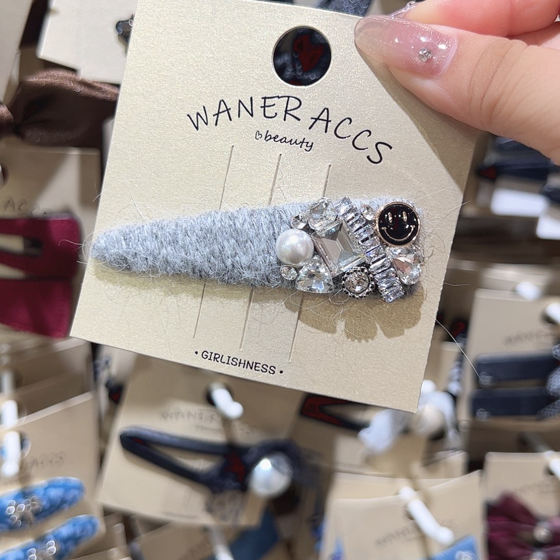 非金属浅灰笑脸毛线掰掰