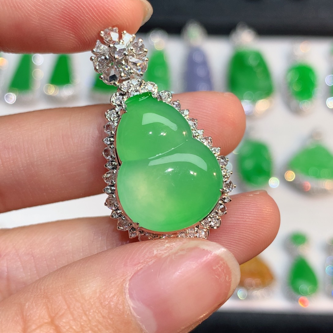 翡翠颈饰18K金镶嵌月**子翡翠