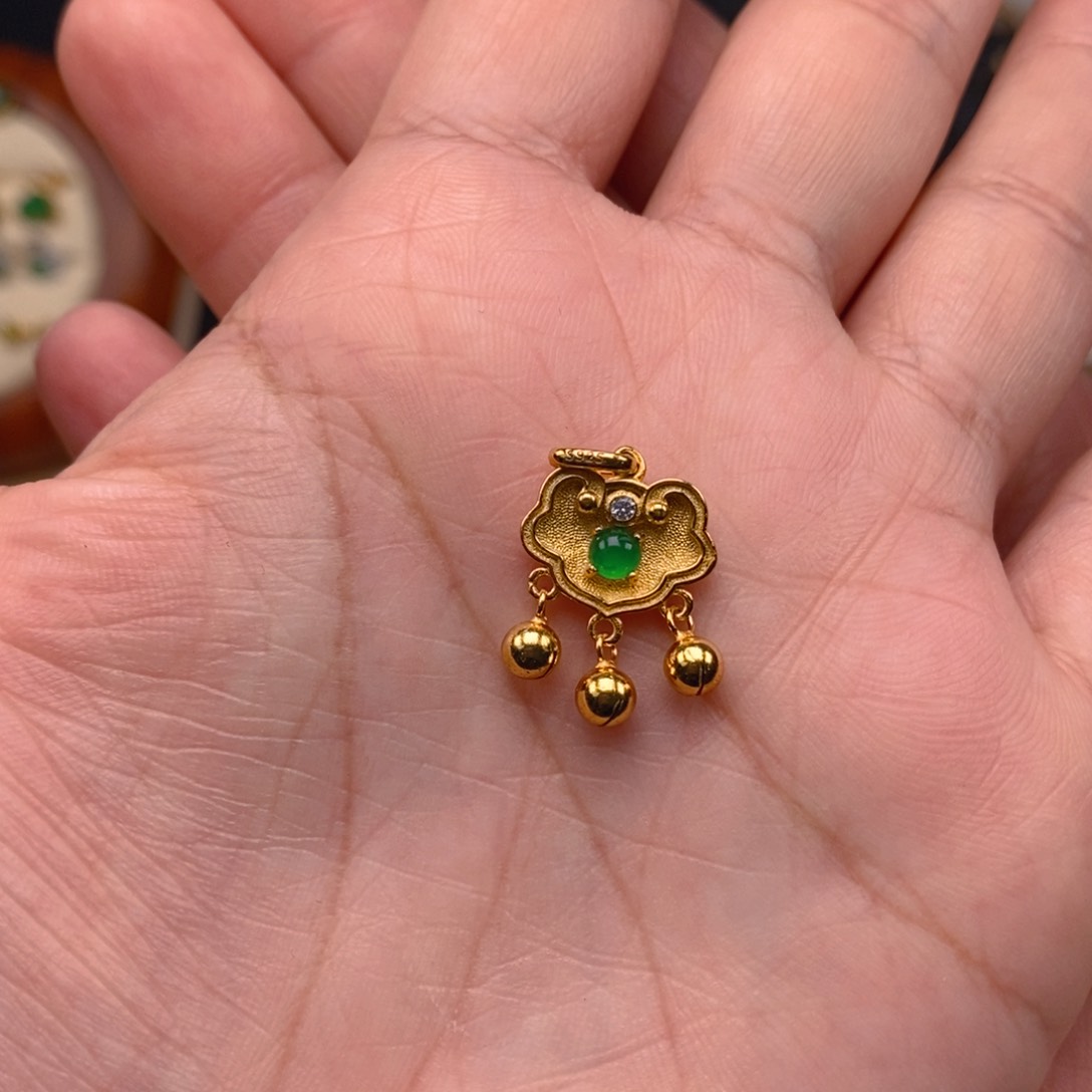 翡翠颈饰银S925镶嵌如意锁