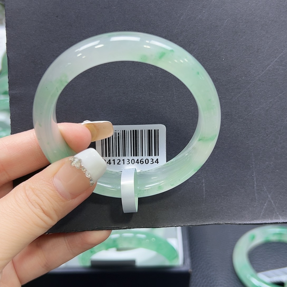 j***o石英质玉（非洲翠）未镶嵌手镯