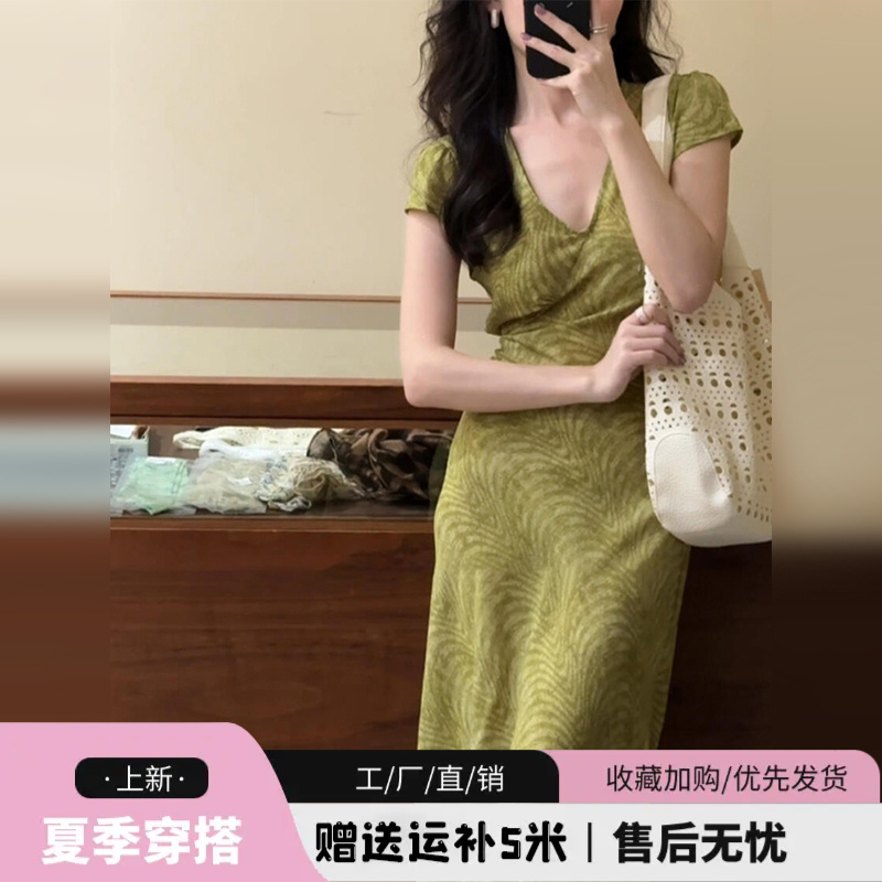 法式v领绿色碎花连衣裙女夏季2025新款海边度假气质收腰包臀长裙