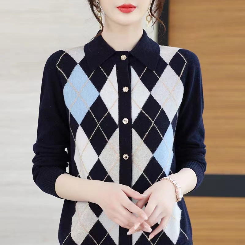 冬款气质翻领开衫菱形格时尚羊毛衫女