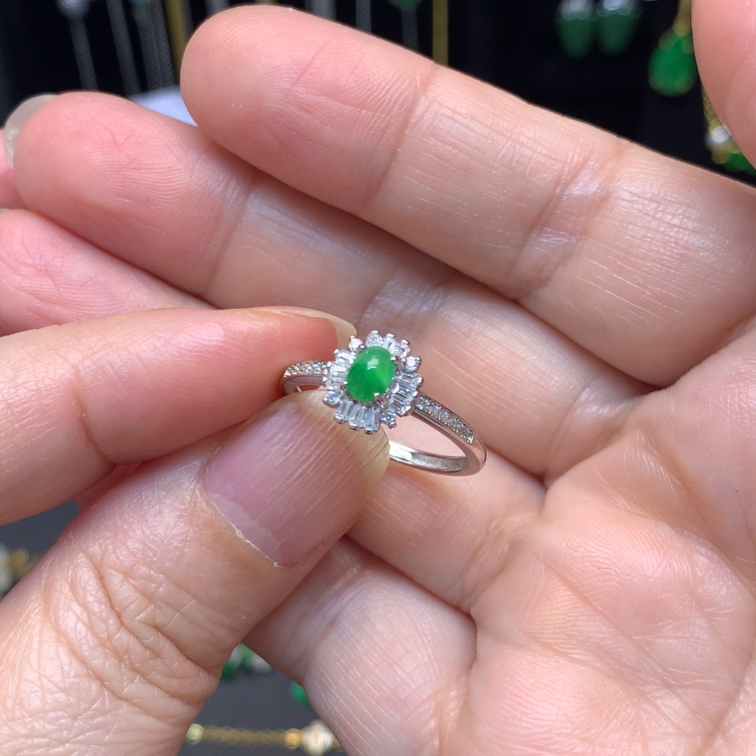 翡翠未镶嵌戒指有纹裂