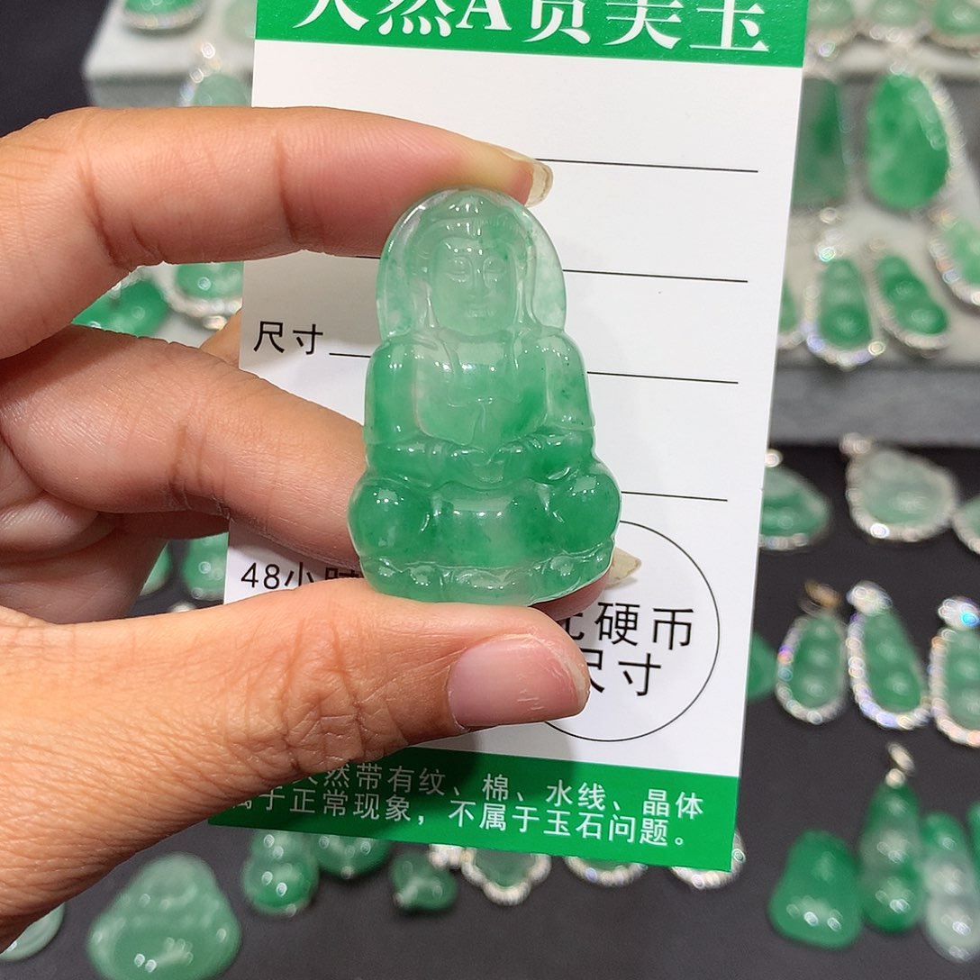 颈饰未镶嵌石英质玉（非洲翠）