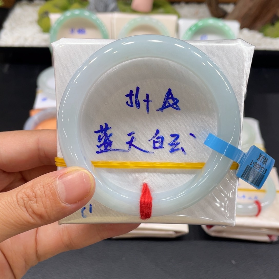 翡翠手镯未镶嵌天然翡翠