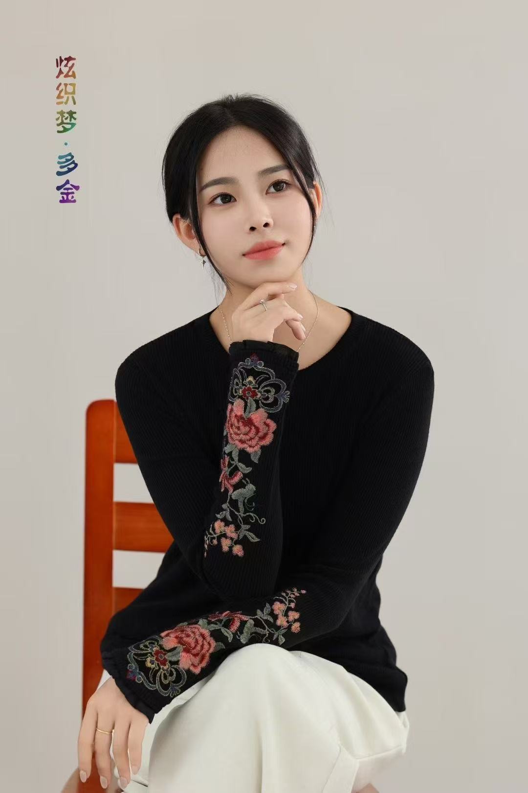 炫织梦多金2025秋季新款复古纯色系套头圆领坑条纹刺绣贴布打底女