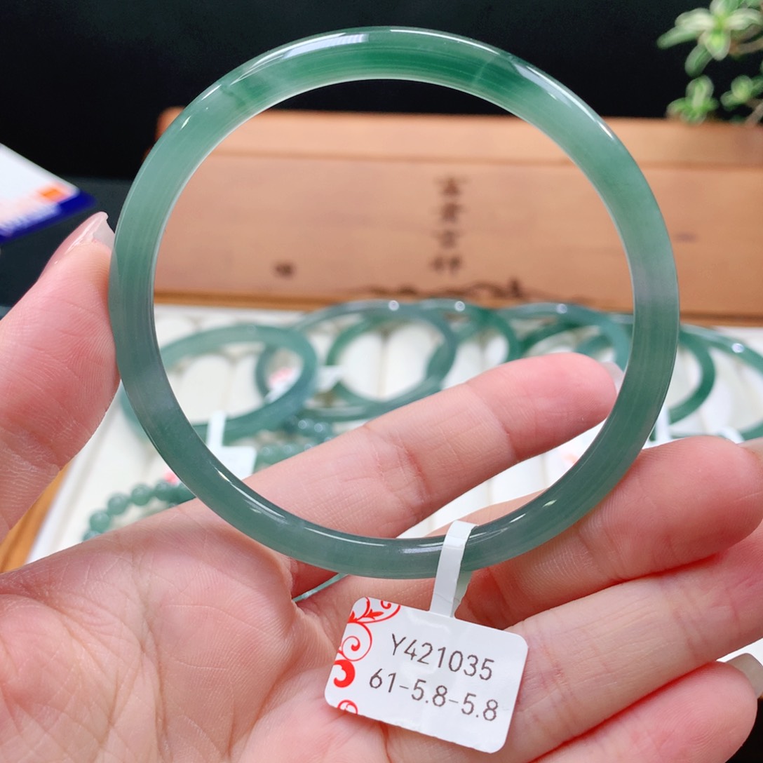 翡翠手镯未镶嵌天然