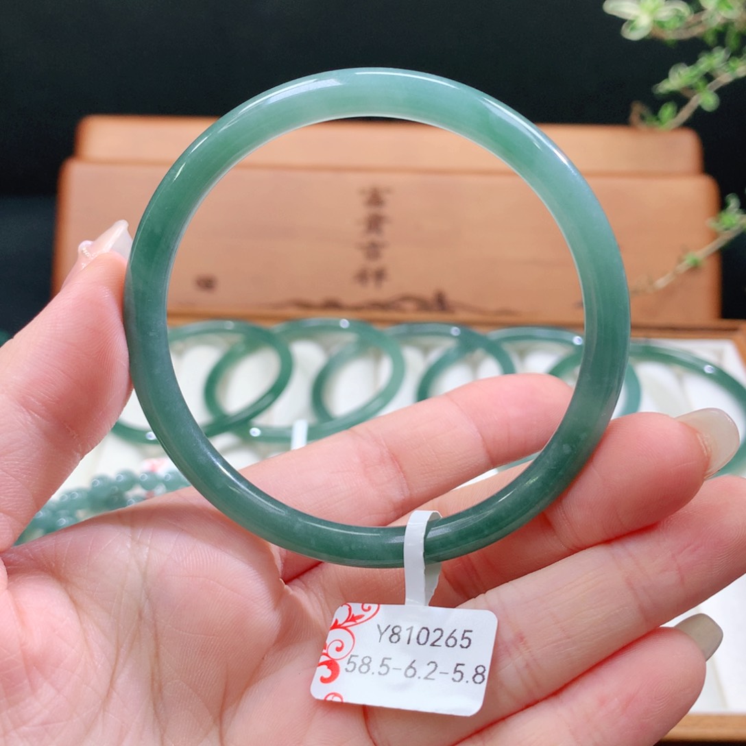 翡翠手镯未镶嵌天然