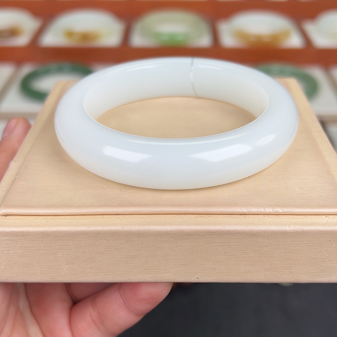 ****暖和田玉未镶嵌手镯白玉