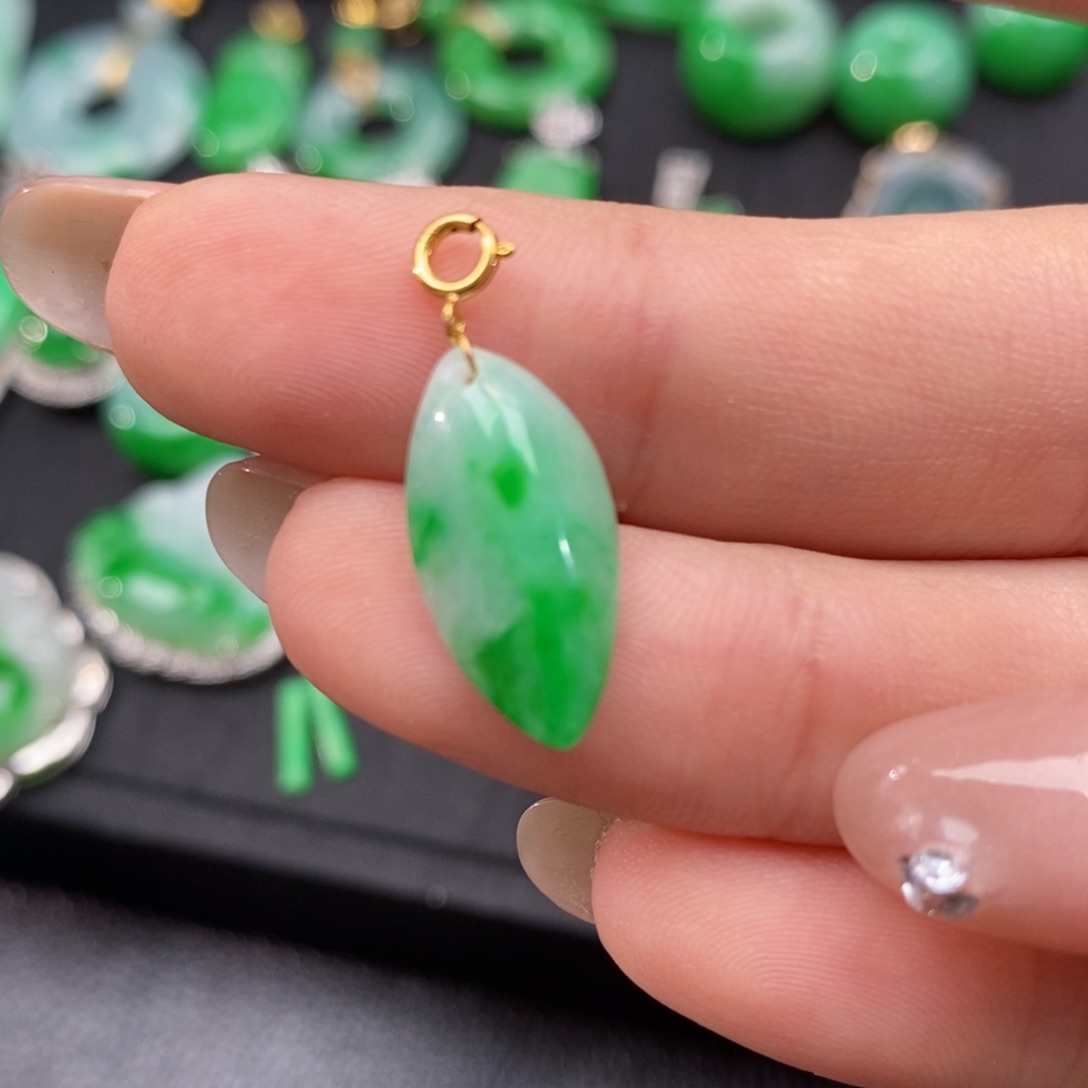 翡翠颈饰18K金镶嵌翡翠