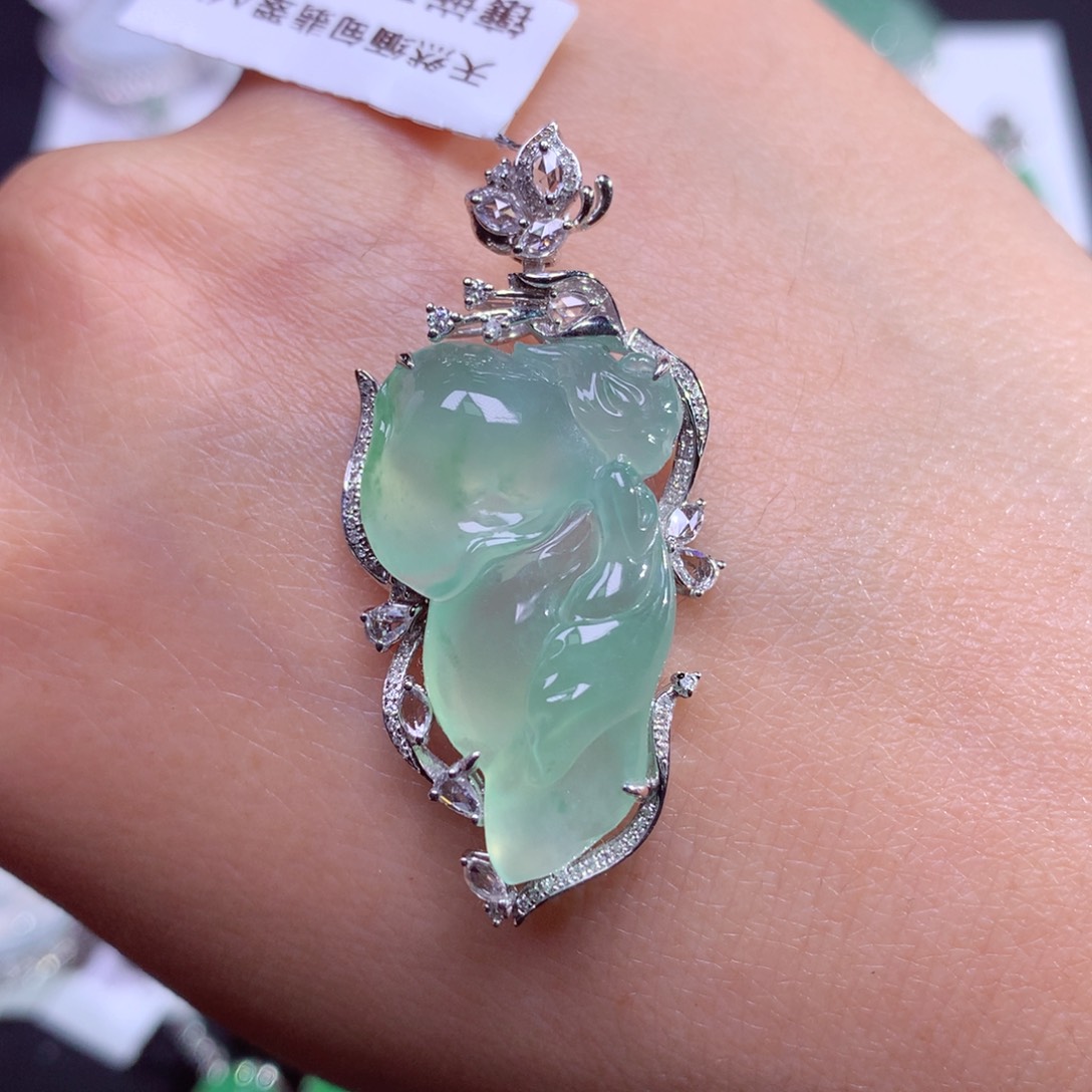 翡翠颈饰18K金镶嵌冰晴底起胶起光飘花蝴蝶仙子吊坠