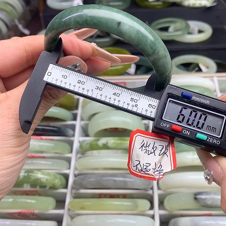 蛇纹石玉手镯未镶嵌540