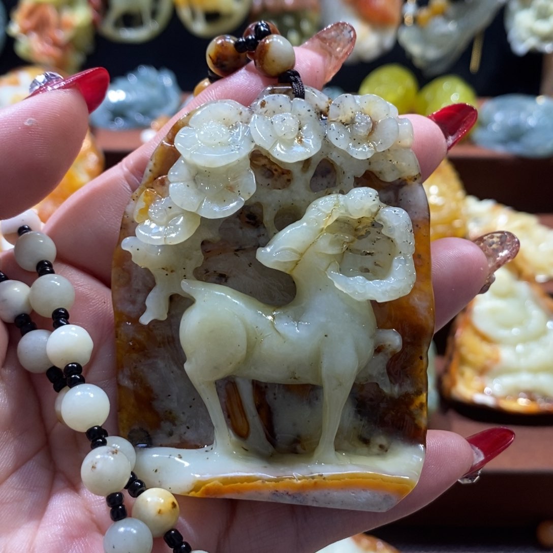 蛇纹石玉颈饰未镶嵌