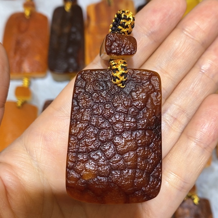 定制琥珀未镶嵌枣红皮荔枝纹原石切牌