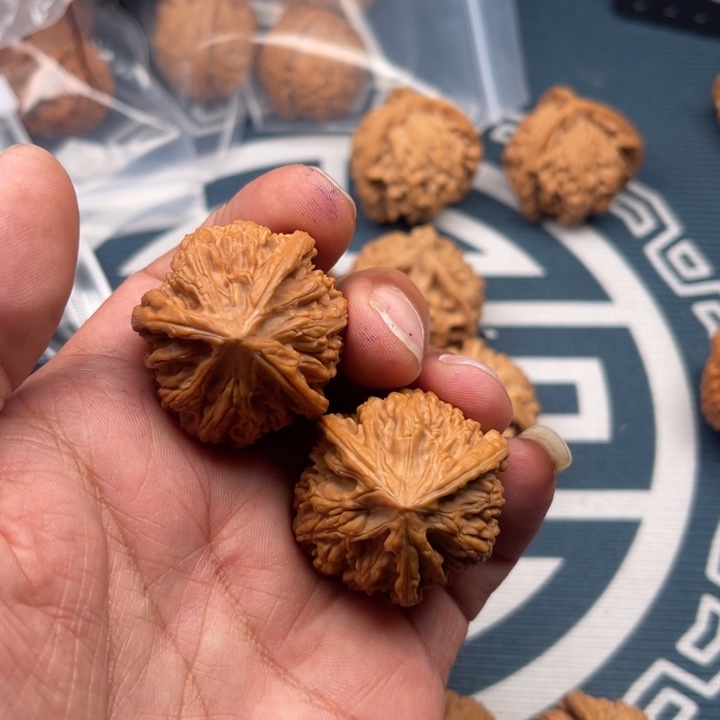 文玩核桃吊坠阿*三棱