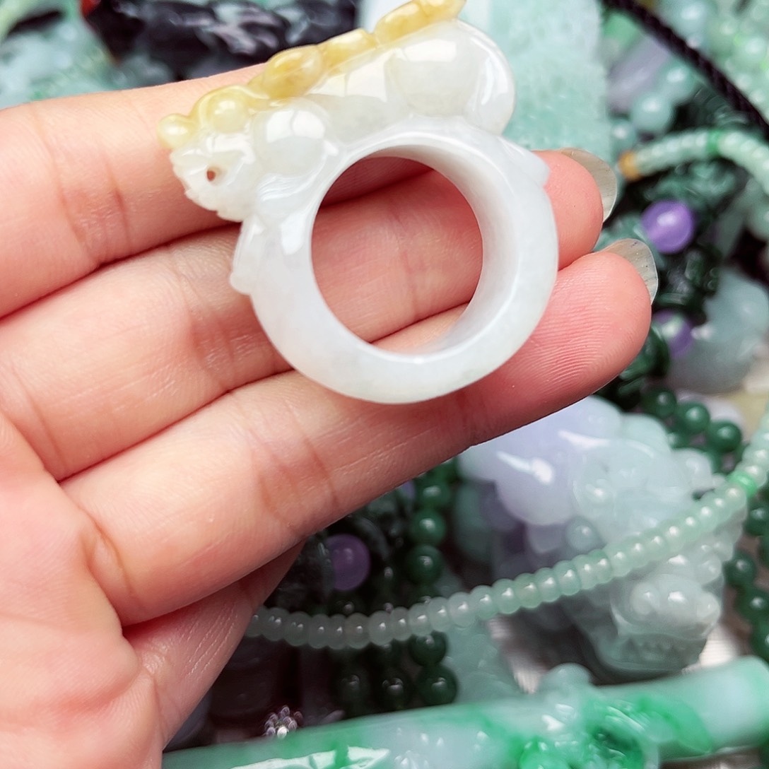 翡翠挂件未镶嵌翡翠