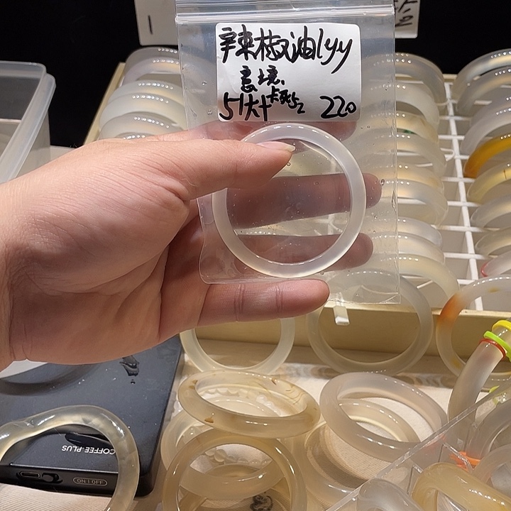 辣***y玛瑙/玉髓未镶嵌手镯