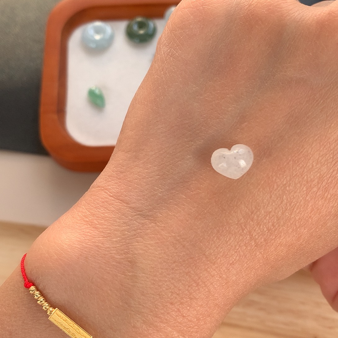 翡翠未镶嵌颈饰爱心