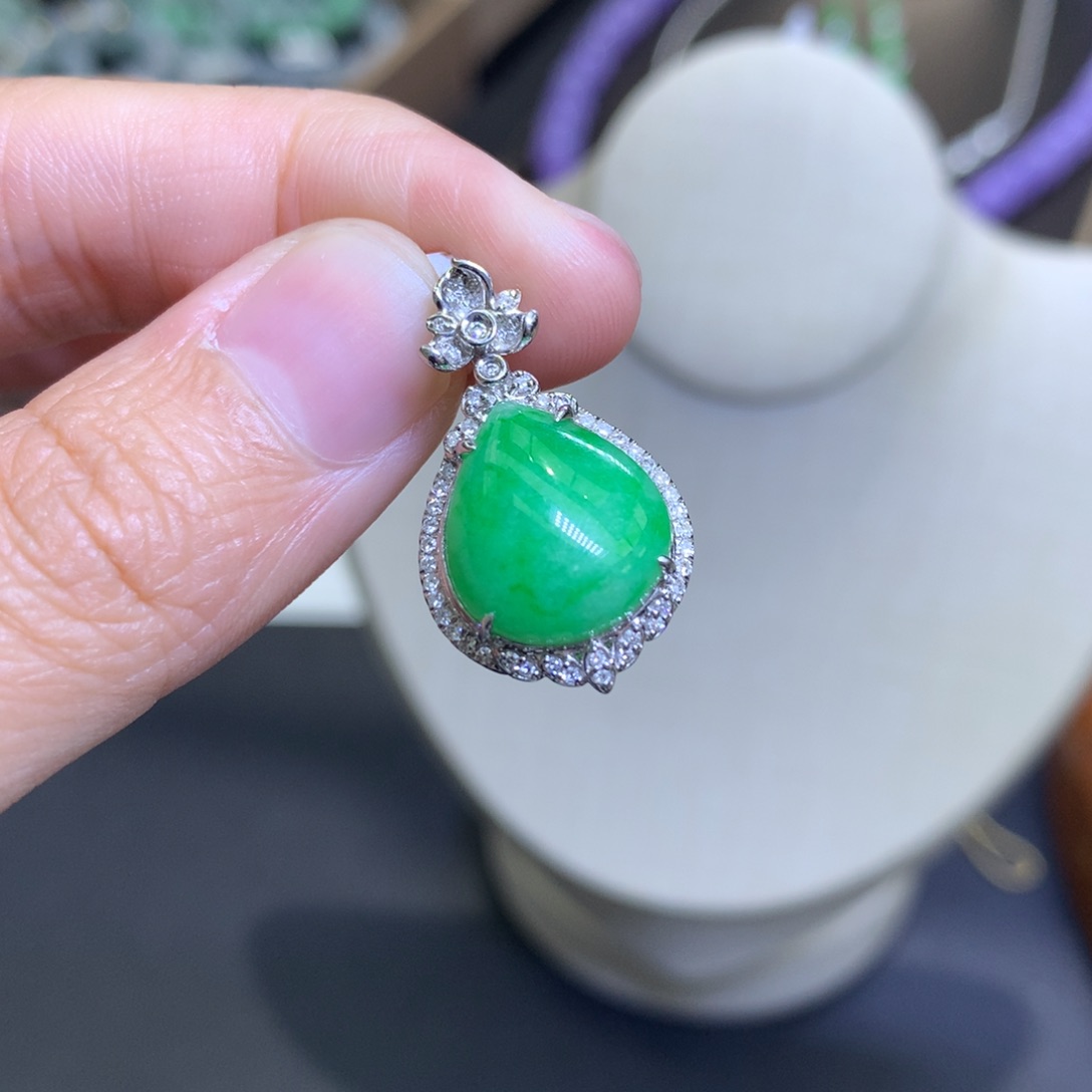 颈饰18K金镶嵌翡翠