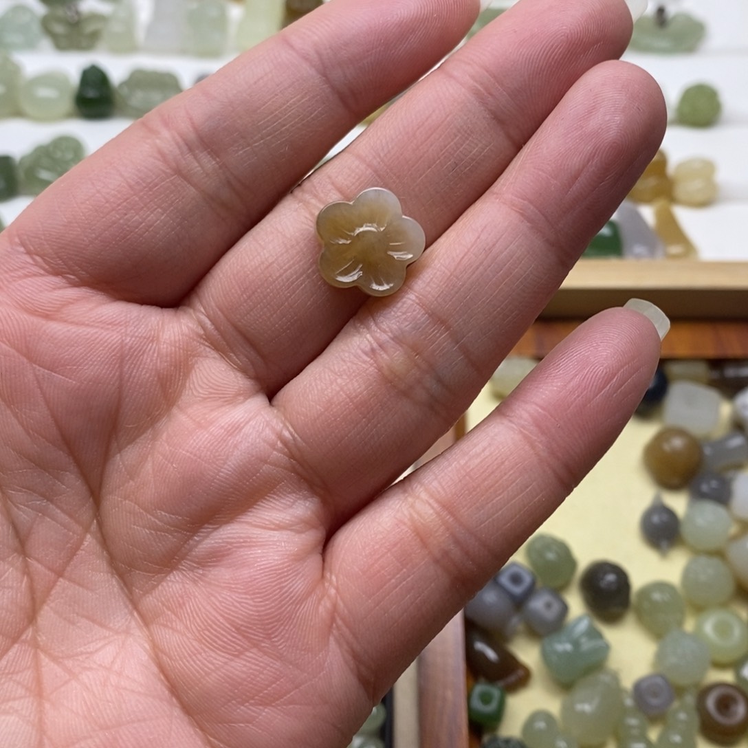 s***w和田玉未镶嵌颈饰