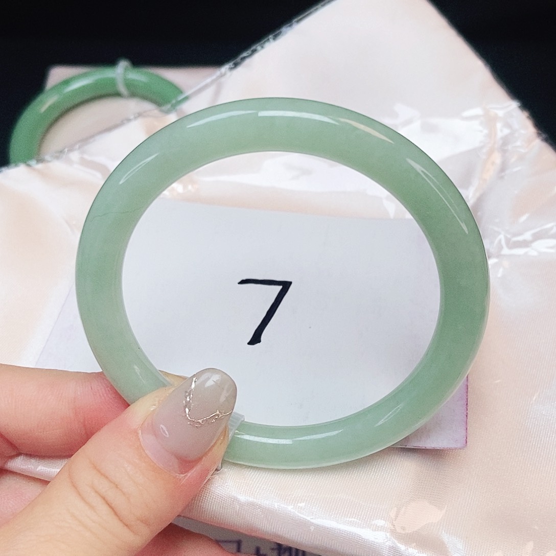 翡翠手镯未镶嵌55➕果绿色圆条