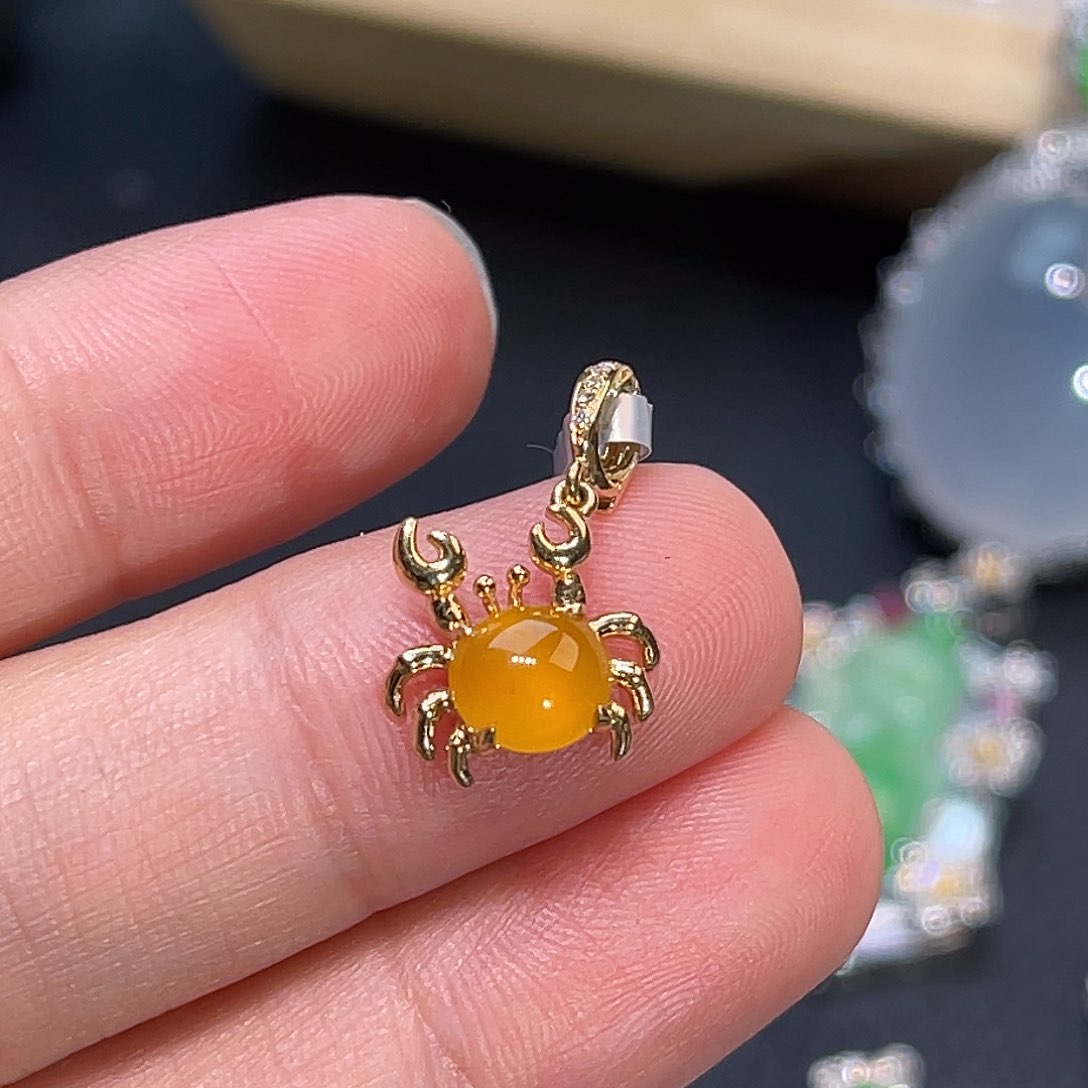 翡翠18K金镶嵌颈饰黄翡螃蟹