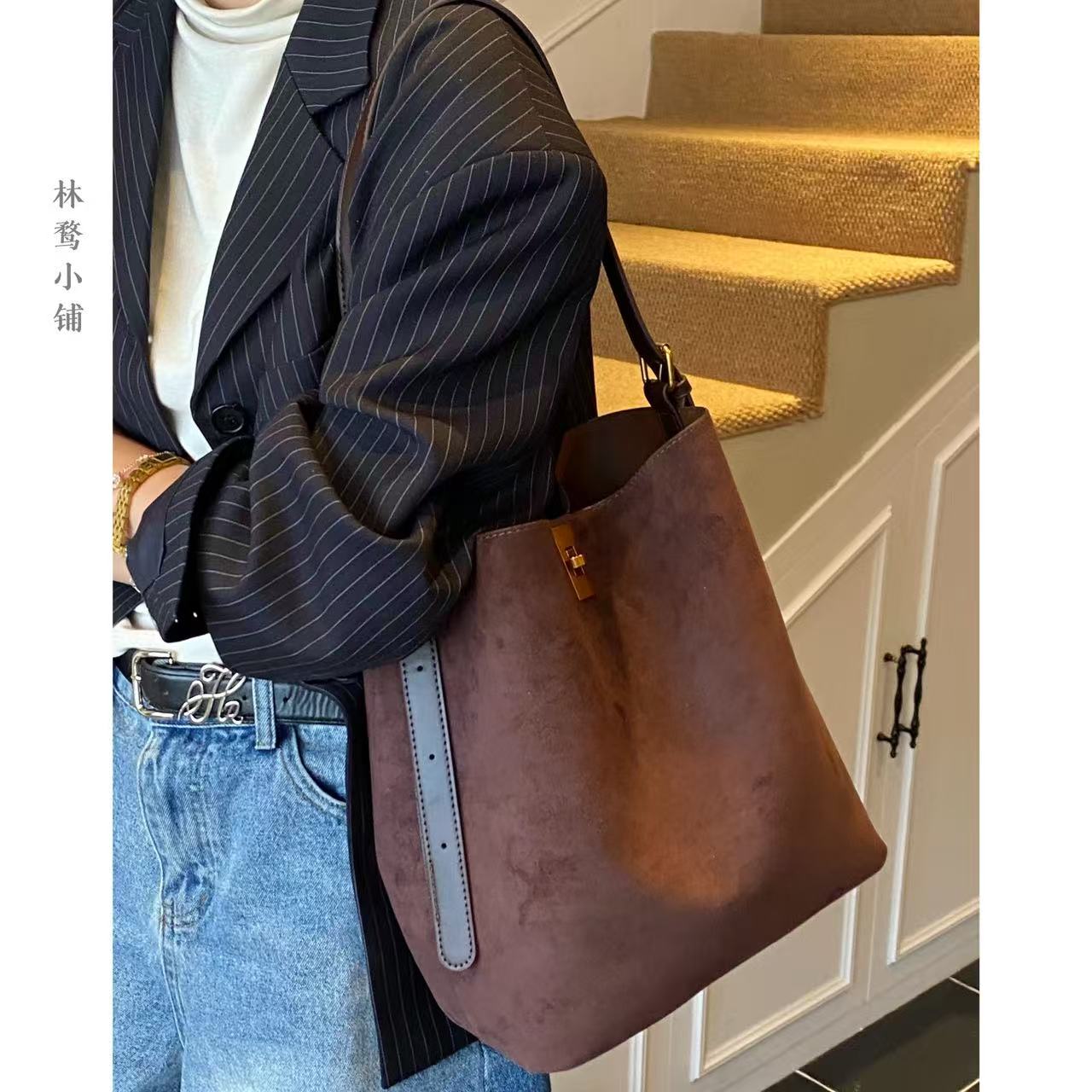 设计师定制2025秋冬新款韩系大容量单肩斜跨水桶包百搭通勤托特包