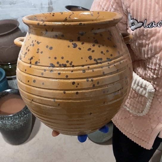 紫砂花盆口19高24，黄点