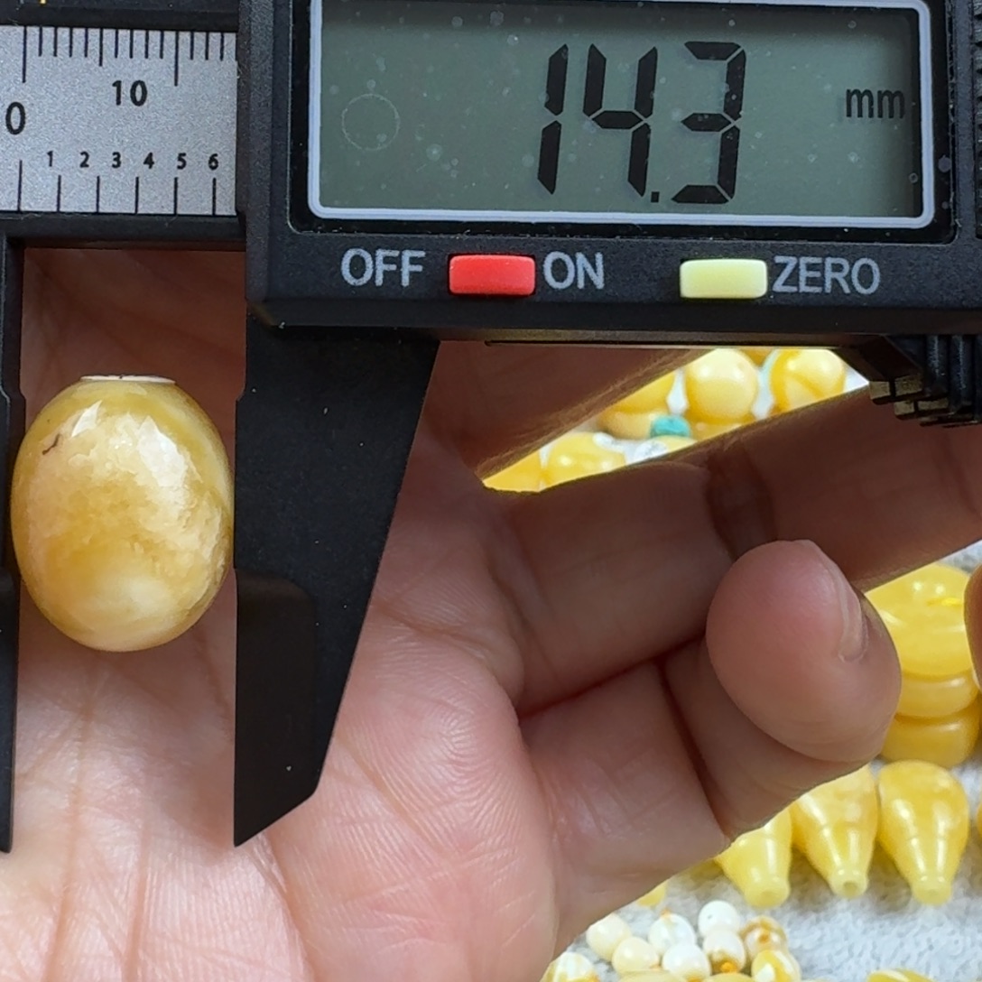 蜜蜡未镶嵌裸石18杂