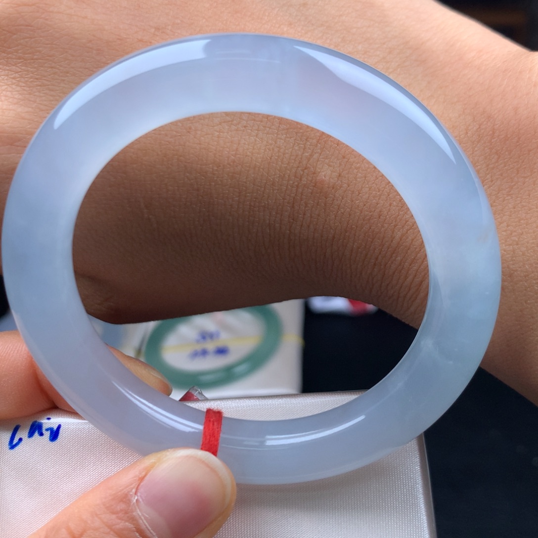 翡翠未镶嵌手镯全条冰透起光