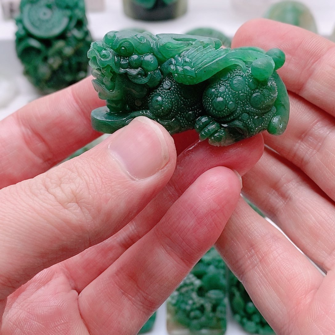 独山玉吊坠未镶嵌秋***英