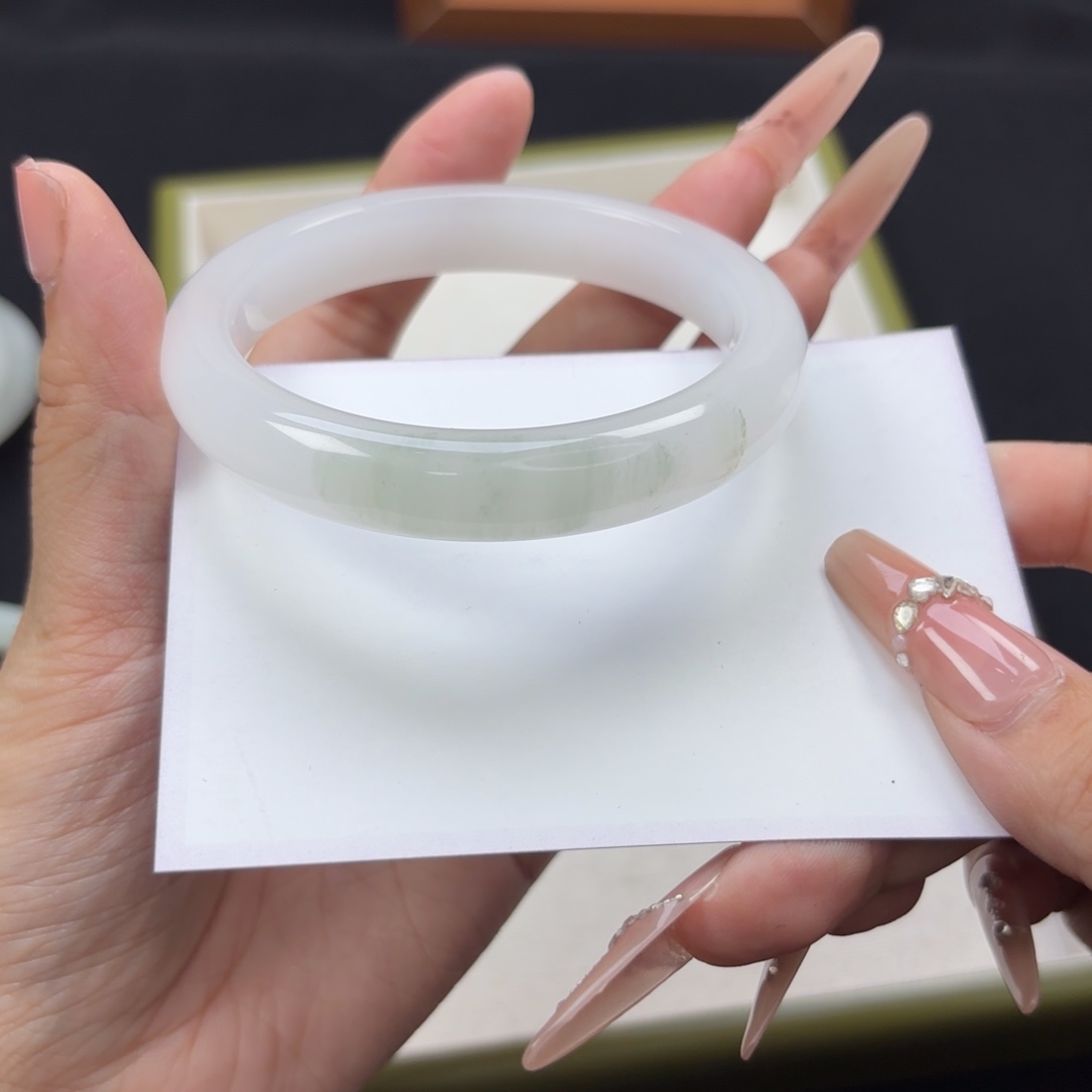 石英质玉手镯未镶嵌蝴**狗