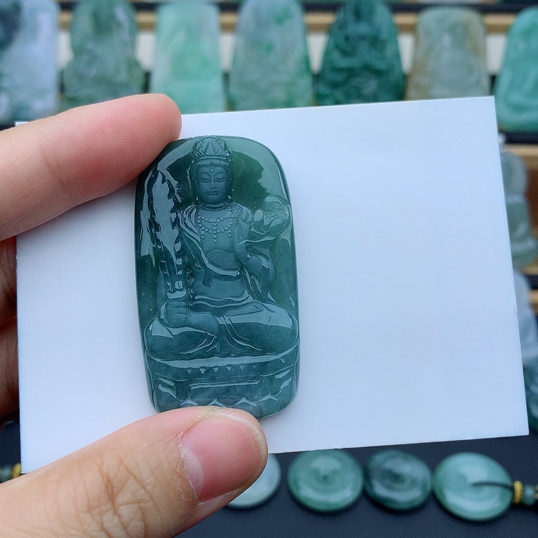 翡翠未镶嵌颈饰虚空藏