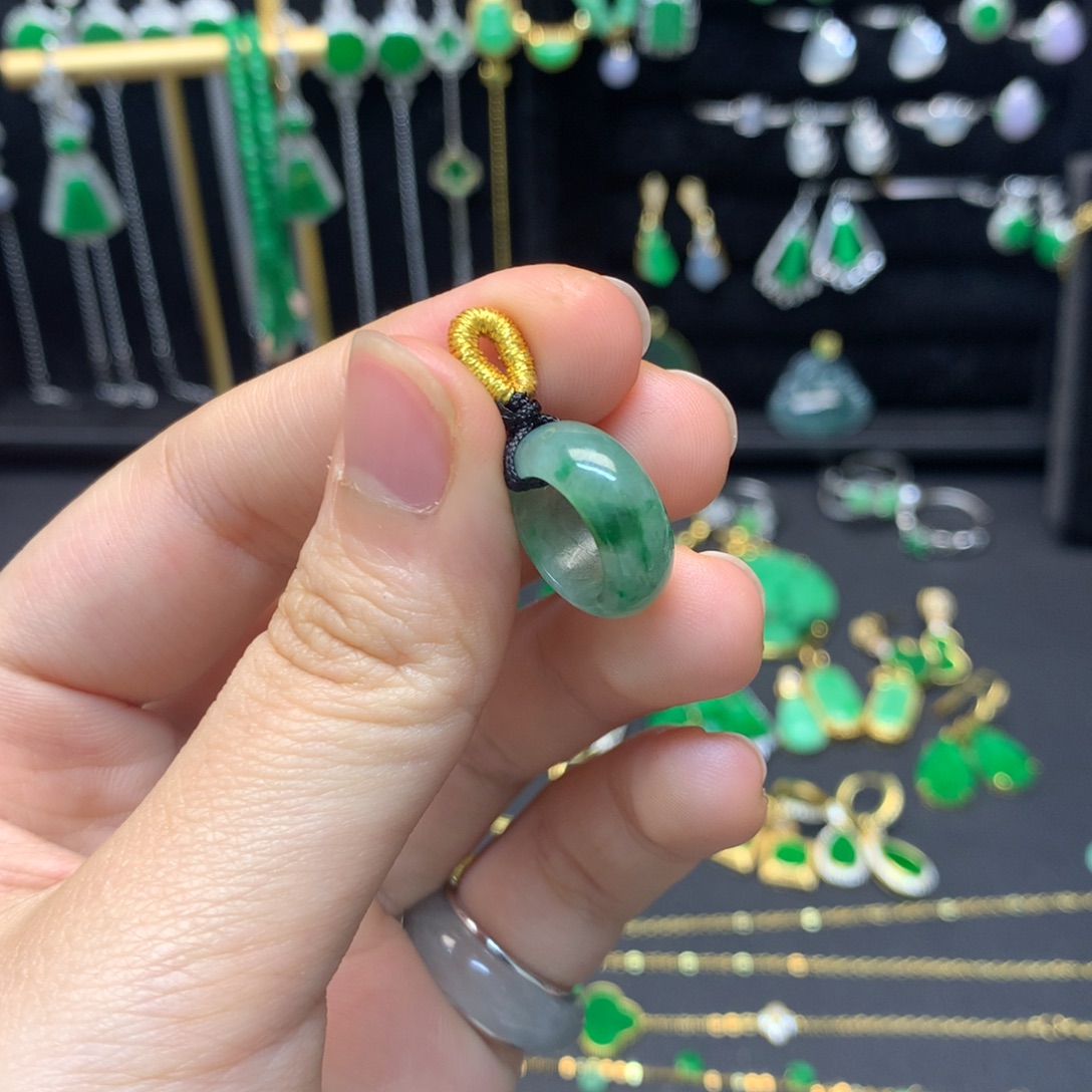 翡翠未镶嵌颈饰有纹裂