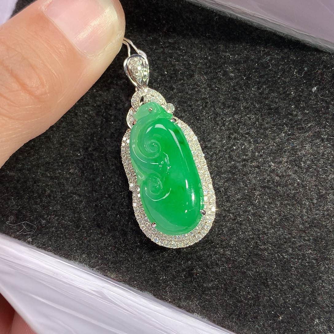 翡翠吊坠(赠链)18K金镶嵌