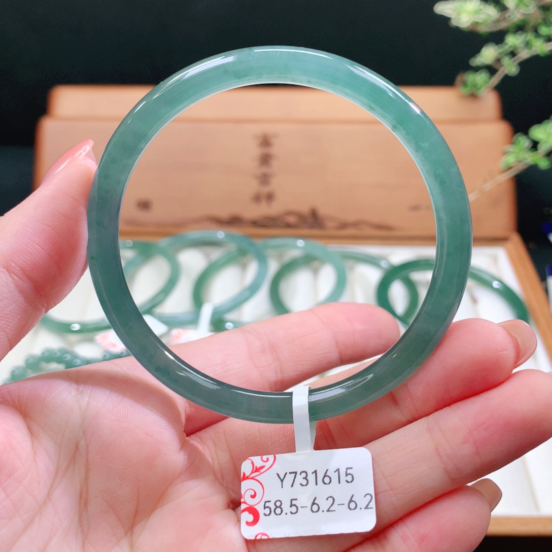 翡翠手镯未镶嵌天然